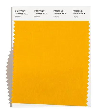 2021秋冬女裝十大流行色 晴空藍(lán)、嫩粉紅等色彩都很美(圖29)